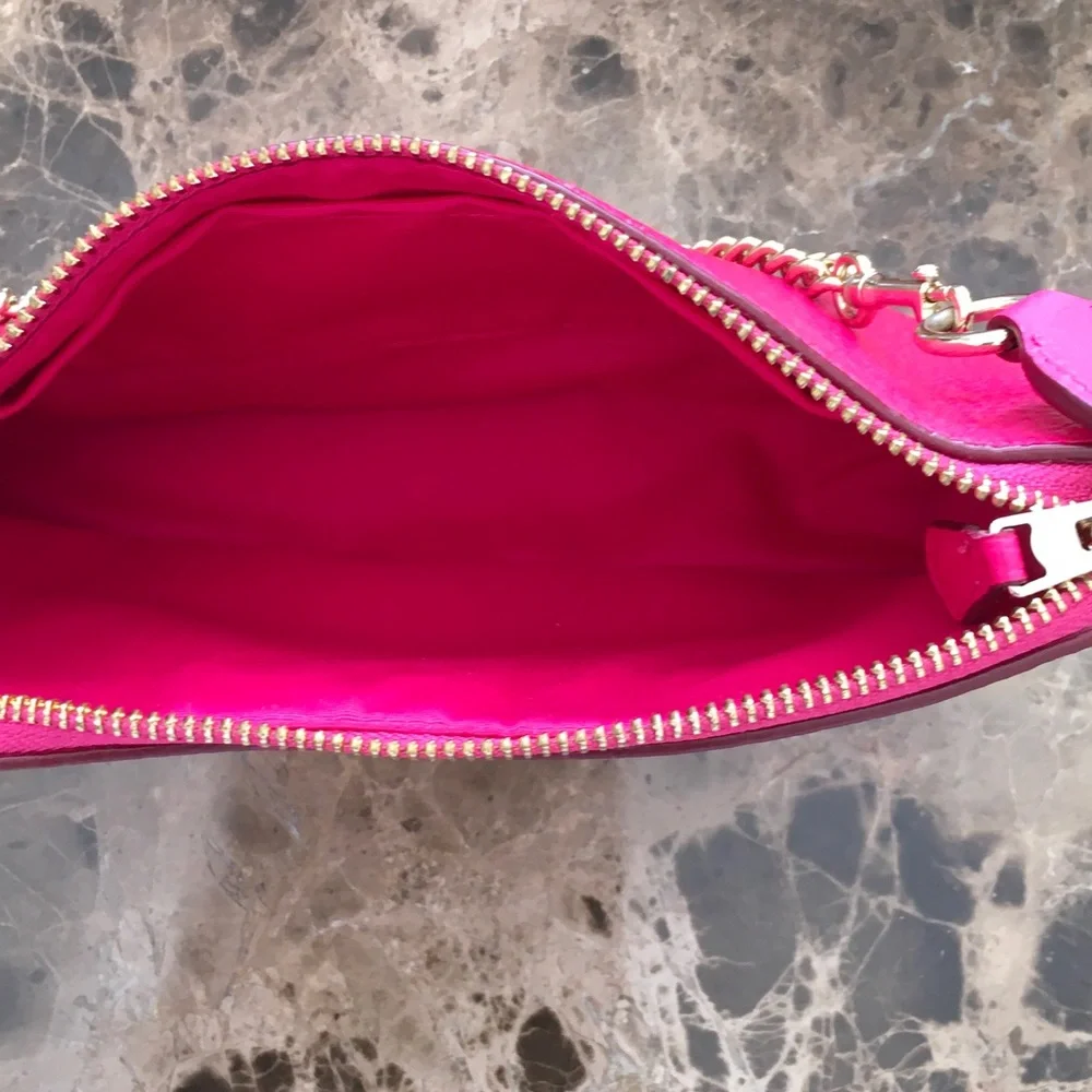 Coach HotPink Leather Shoulder/Wristlet Clutch with Gold Chain - Picture 8 of 9